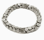 BRACELET À ÉLASTIQUE ET MAILLONS CYLINDRIQUES EN ÉTAIN PLAQUÉ ARGENT