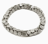 BRACELET À ÉLASTIQUE ET MAILLONS CYLINDRIQUES EN ÉTAIN PLAQUÉ ARGENT