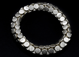BRACELET À ÉLASTIQUE ET MAILLONS CYLINDRIQUES EN ÉTAIN PLAQUÉ ARGENT