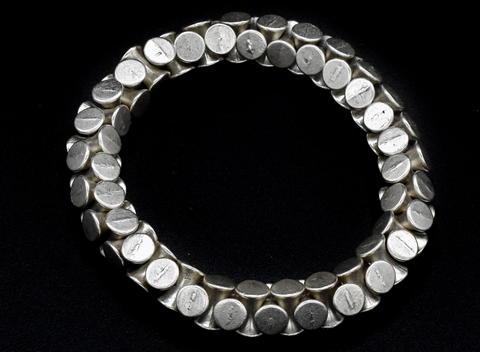 BRACELET À ÉLASTIQUE ET MAILLONS CYLINDRIQUES EN ÉTAIN PLAQUÉ ARGENT