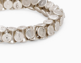 BRACELET À ÉLASTIQUE ET MAILLONS CYLINDRIQUES EN ÉTAIN PLAQUÉ ARGENT