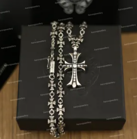CHAINE AVEC PENDENTIF CROIX